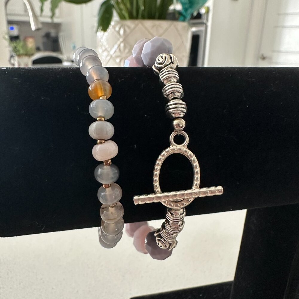 2 Lavender Glass and Acrylic Beaded Bracelets - Picture 4 of 6